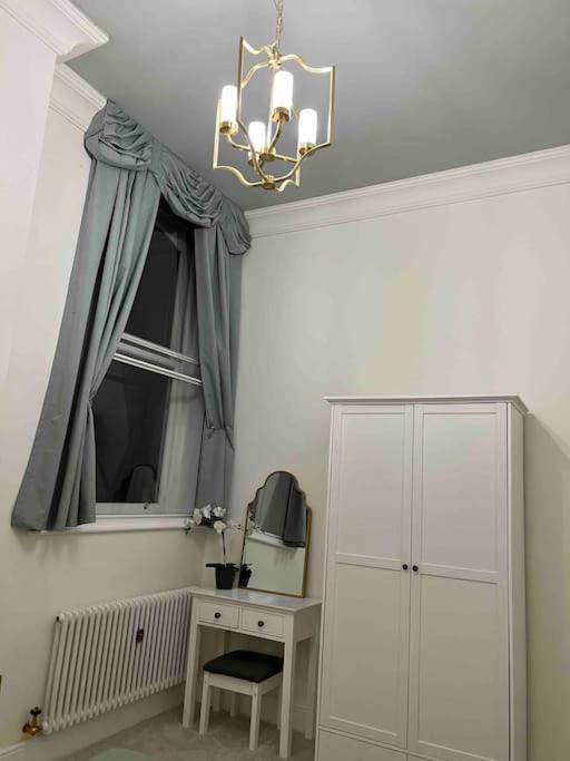 Victorian Stay In Ocean Village Southampton Extérieur photo